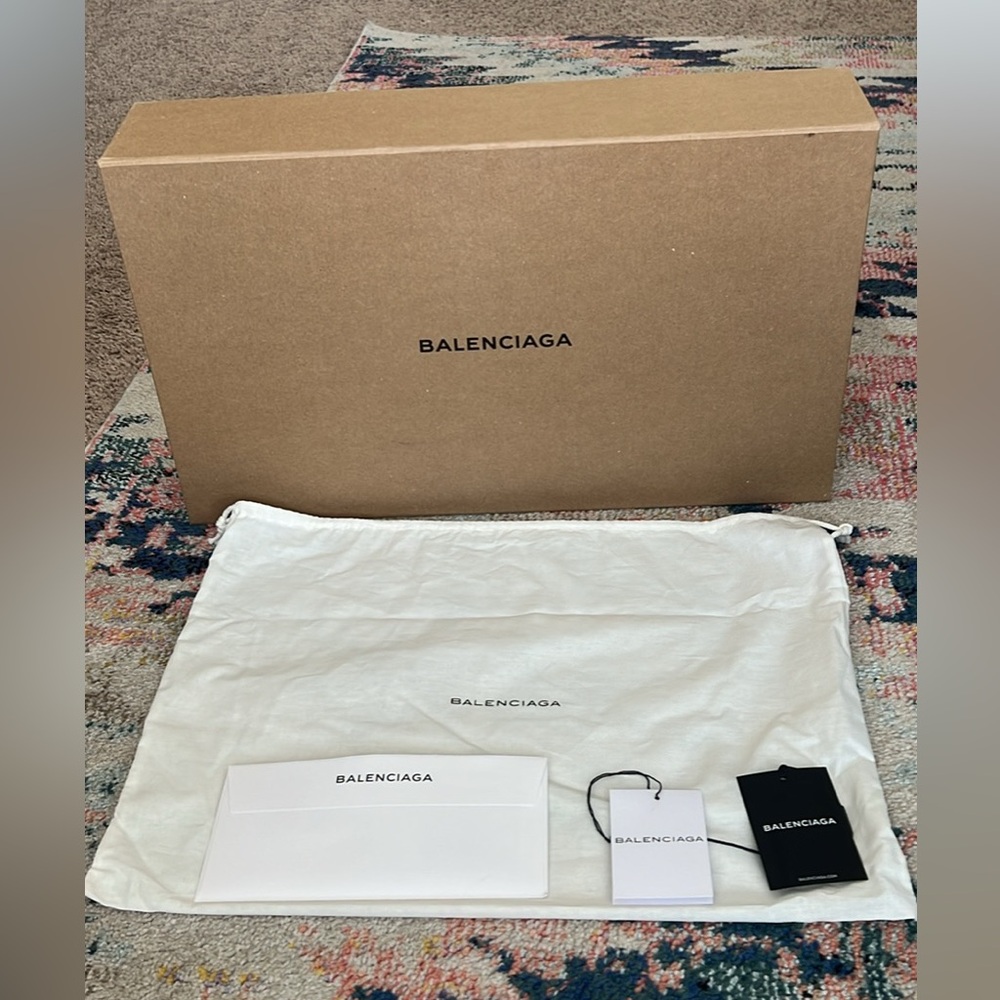Authentic BALENCIAGA Classic City Bag - Coral Pink / Orange Lambskin Leather - Picture 8 of 8